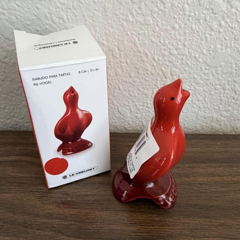 Le Creuset Red Pie Bird NEW Stoneware Baking Vent NIB 3.25